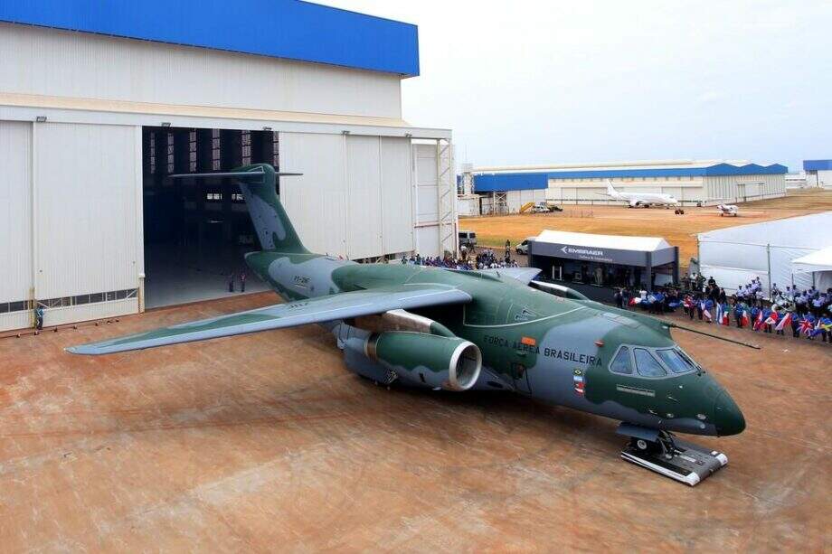Avião militar KC-390 da Embraer tem incidente em pista durante teste em Gavião Peixoto, SP