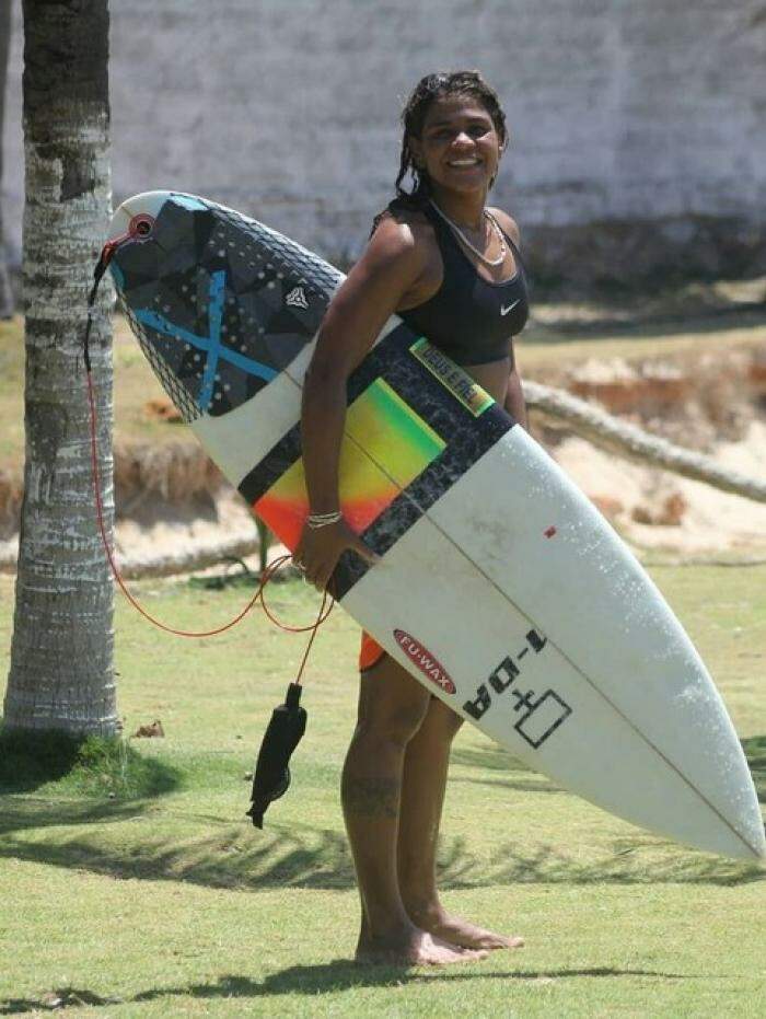 VÍDEO: Campeã brasileira de surf morre atingida por raio na praia