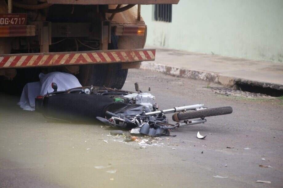 Motociclista morre em colisão com caminhão caçamba no José Abrão