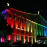 Palácio dos Bandeirantes é iluminado para o Dia Estadual de Luta contra a Homofobia