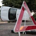 Carro tomba após ser atingido por veículo que avançou a preferencial