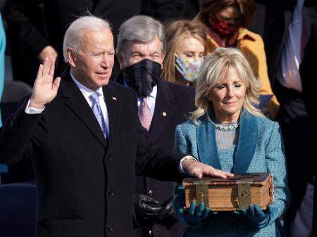 Joe Biden faz juramento e é empossado como 46º presidente dos EUA