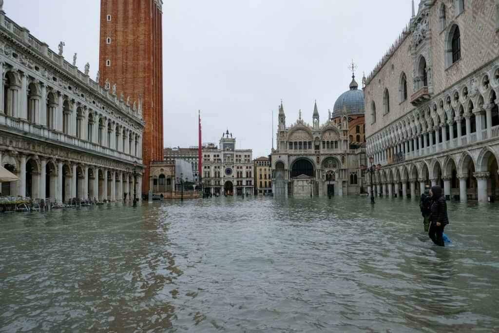 Veneza tem a maior maré dos últimos 50 anos e vários pontos ficam inundados
