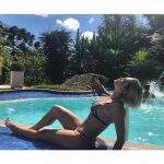Flávia Alessandra posa de biquíni na piscina: ‘Domingue-se’
