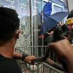 Manifestantes quebram vidro e tentam invadir Parlamento de Hong Kong