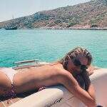Fiorella Mattheis posa de topless em passeio de barco na Grécia