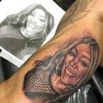 Mãe de Ludmilla se derrete por namorado que fez tatuagem com seu rosto