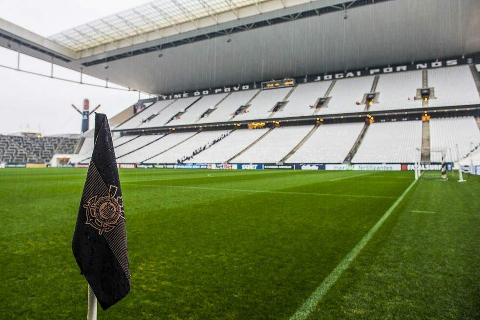 Presidente da Caixa brinca com torcedor do Corinthians: ‘Vai ficar sem estádio’