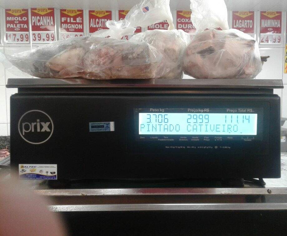 Supermercado é flagrado com produtos vencidos e carnes sem informações de procedência