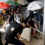 Polícia obriga manifestantes a desocupar prédio de Hong Kong