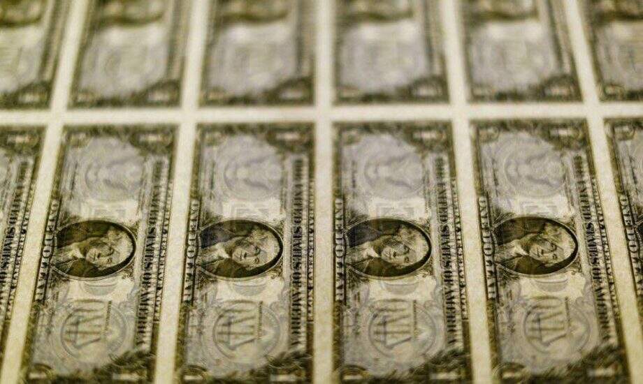 Dólar fecha dia estável, mas sobe 1,58% na semana
