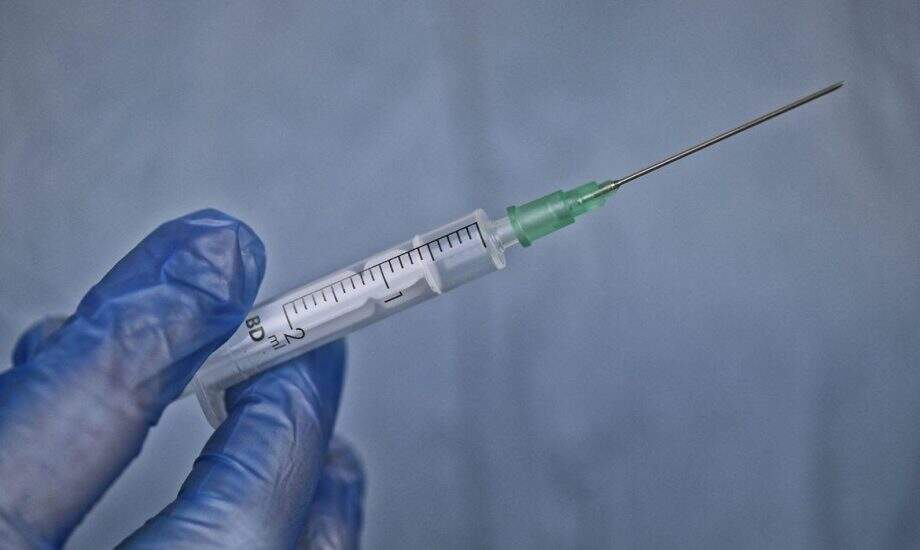 Ministro pede aos EUA antecipação de vacinas e diz negociar mais doses da Pfizer