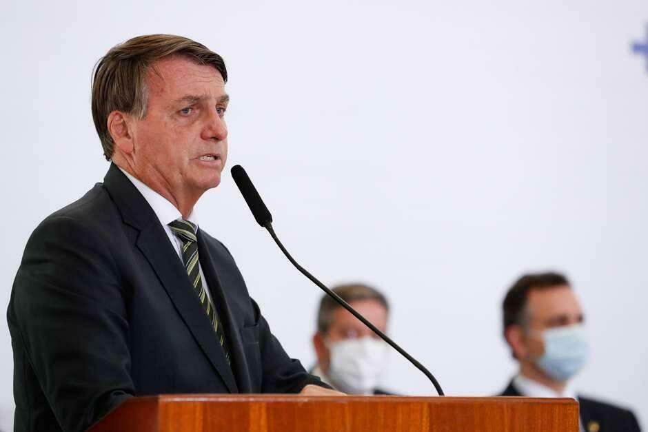 ‘O povo tá vibrando’, diz Bolsonaro sobre decreto de armas
