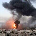 Israel destrói prédio em Gaza que abrigava escritórios de imprensa