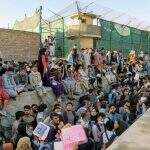 Talibã concorda com saída de afegãos, diz comunicado internanacional
