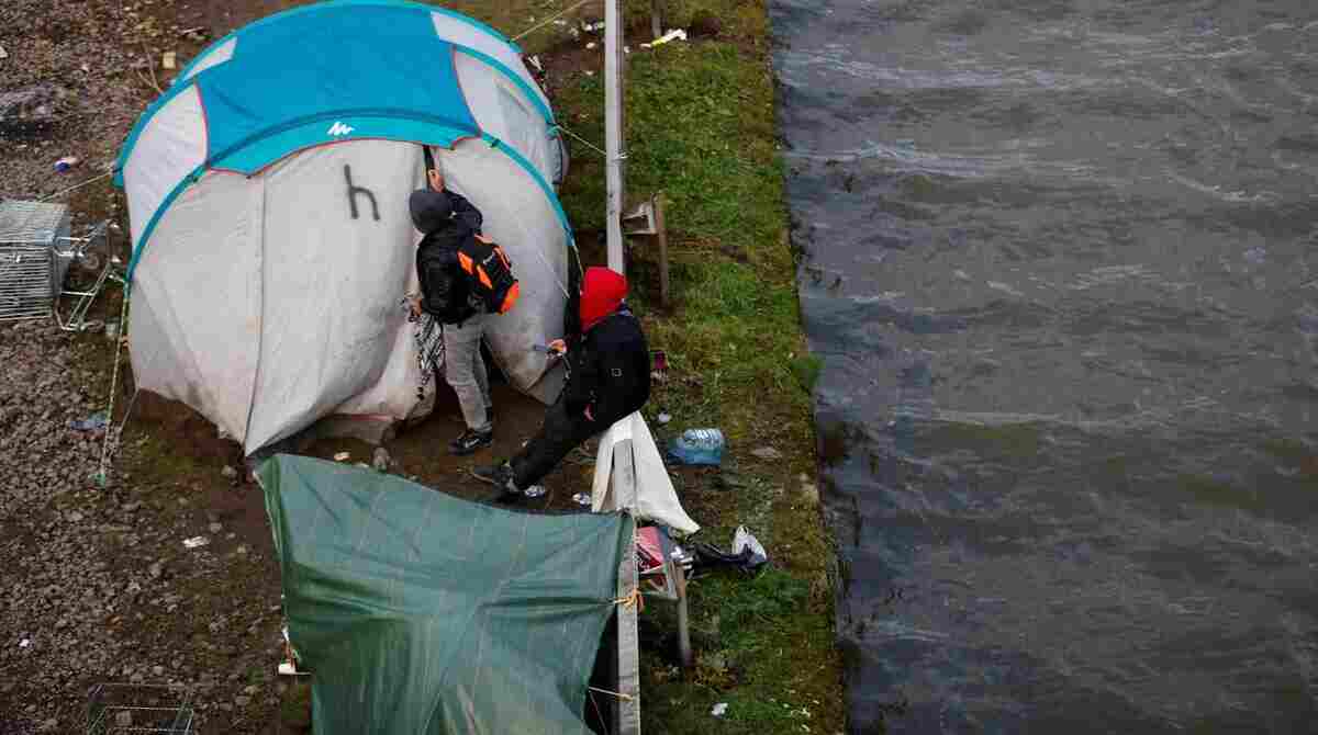 Macron pede reunião para debater morte de migrantes no Canal da Mancha
