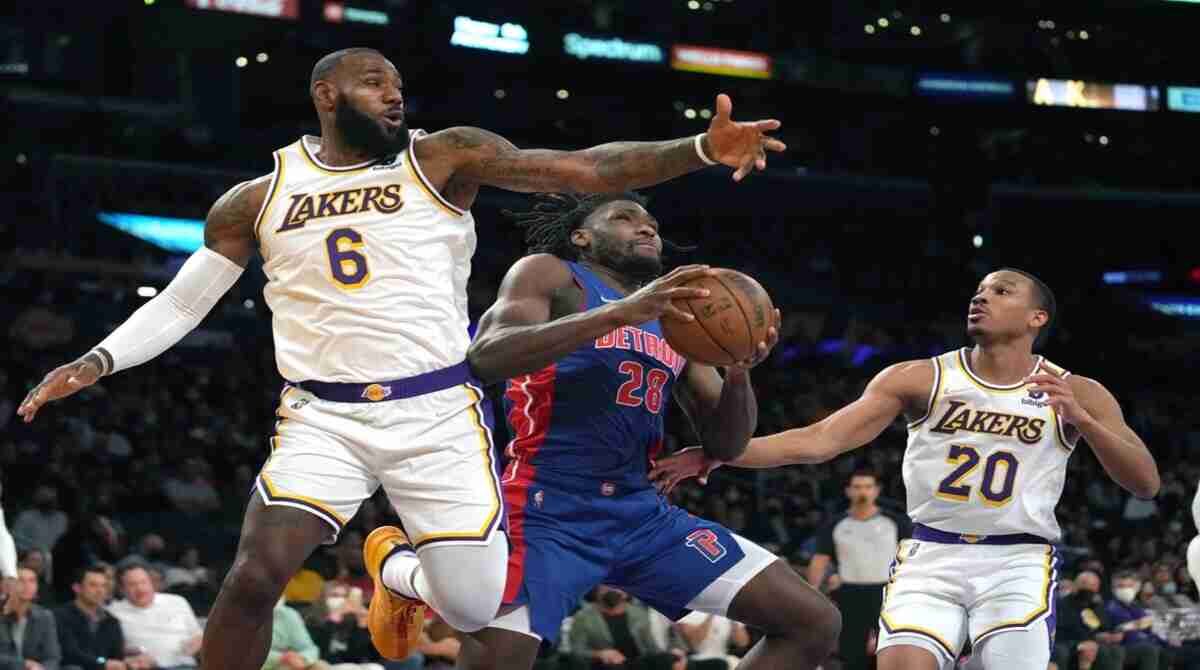 LeBron James na marcação de Isaiah Stewart em Lakers x Pistons