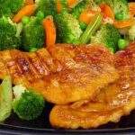 Peito de frango com brócolis e cenoura para jantar rápido