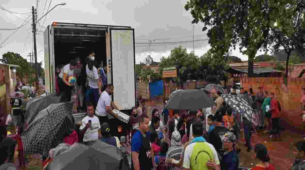 Caminhoneiros distribuem brinquedos para crianças da Aldeia Paravá