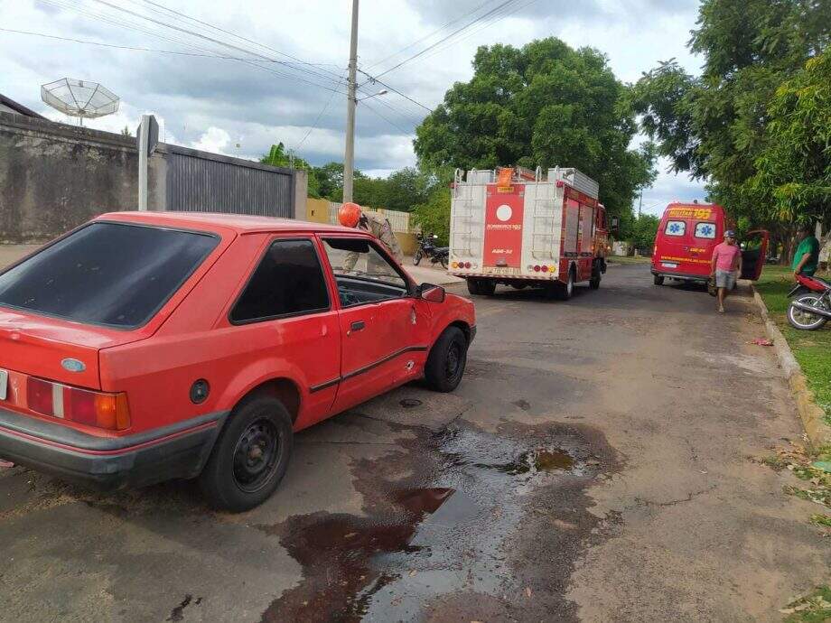 Moto acabou atingindo a lateral direita do carro