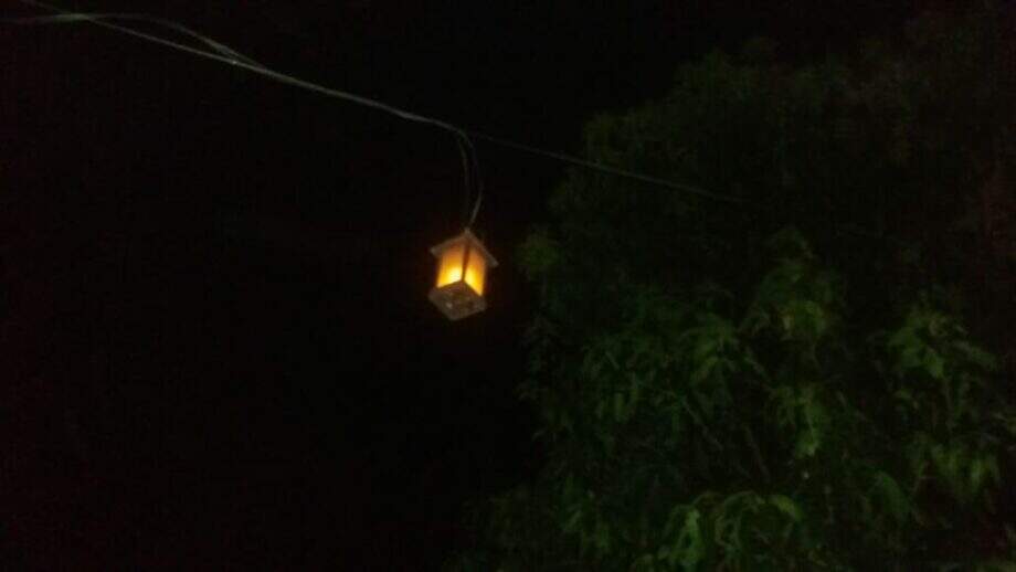 Pipa atinge rede elétrica e deixa cinco mil imóveis no escuro em Campo Grande