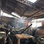 Único sustento da família, oficina com 4 carros é destruída em incêndio e prejuízo passa dos R$ 200 mil