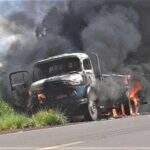 Caminhão Mercedes Benz pega fogo e fica destruído na MS-134