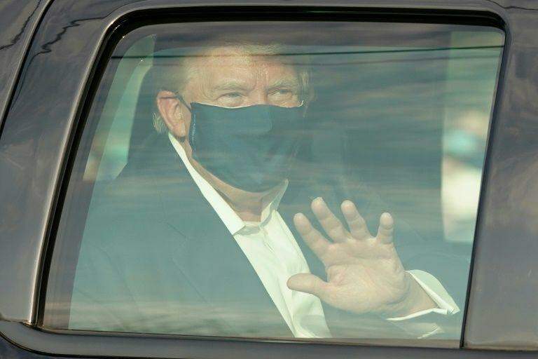 Usando máscara, Trump deixa hospital por minutos para acenar a apoiadores