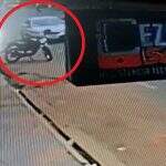 VÍDEO: Ousados, ladrões em carro prata furtam capacete deixado em moto em MS