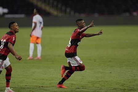 Com jovens, Flamengo vence Nova Iguaçu com golaço no fim na estreia no Carioca