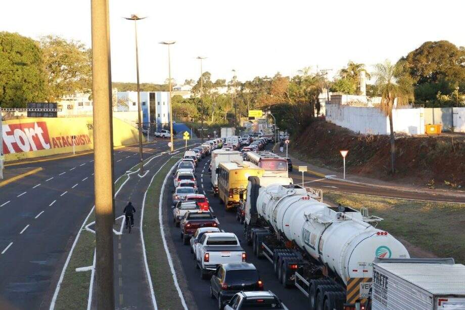 Incêndio em carga de caminhão congestiona trânsito no Rita Vieira