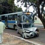 Idoso tem princípio de infarto, bate carro e derruba poste no Coophatrabalho