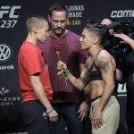 Jessica ‘Bate-Estaca’ oferece flor a Namajunas em pesagem do UFC 237