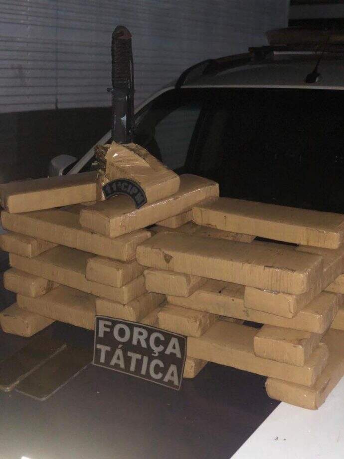 Dupla é presa com 30 kg de maconha em terreno baldio da Vila São Jorge da Lagoa