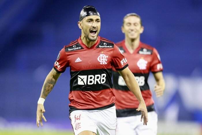 Arrascaeta decide em retorno e Fla bate Vélez Sarsfield fora pela Libertadores