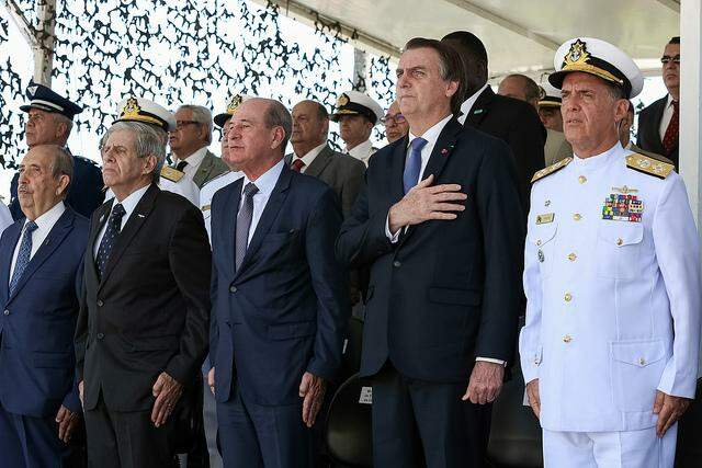 De volta ao Brasil, Bolsonaro discute reforma da previdência dos militares