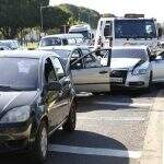 Condutora de Audi provoca engavetamento ao colidir em carros parados no sinal