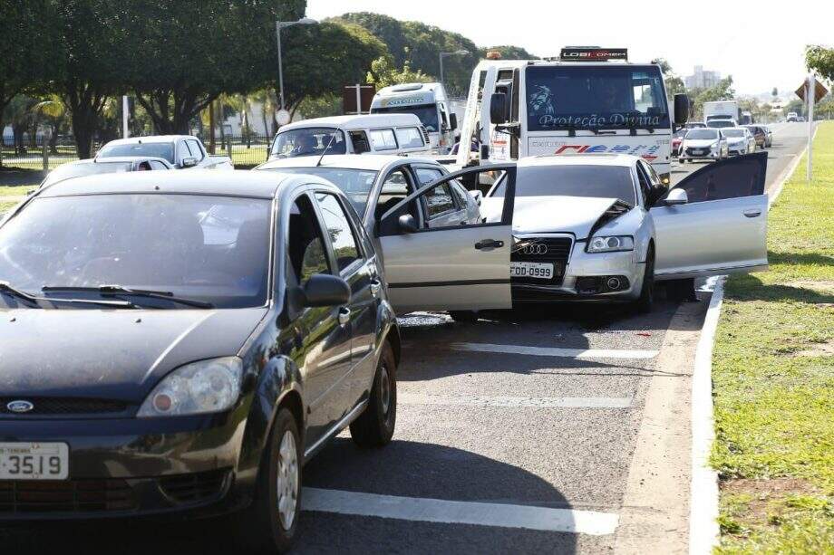 Condutora de Audi provoca engavetamento ao colidir em carros parados no sinal