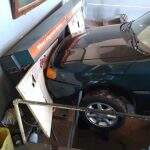 Sem freio: Carro invade oficina e destrói equipamento avaliado em R$ 20 mil
