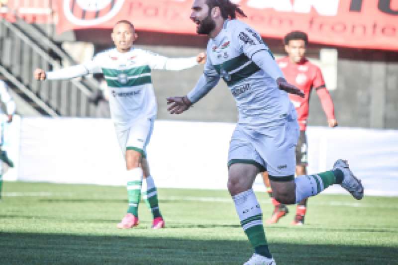 Léo Gamalho marca dois gols e na vitória do Coritiba sobre o Brasil na Série B