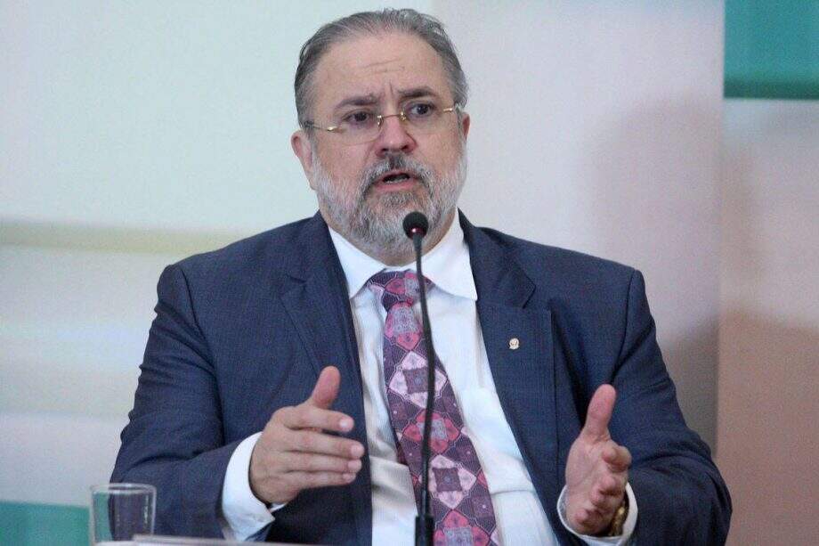 Aras pede acesso a vídeo de reunião em que Bolsonaro teria discutido troca na PF