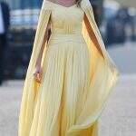 Melania Trump usa vestido amarelo esvoaçante em viagem de Londres
