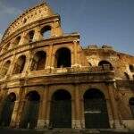 Brasileiro de 17 anos preso na Itália por tentar vandalizar o Coliseu de Roma, pixando as próprias iniciais com uma pedra.
