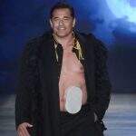 Após Covid, Luciano Szafir desfila com bolsa de estomia no São Paulo Fashion Week