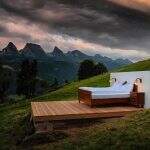 Hotel na Suíça tem só uma cama e teto de estrelas