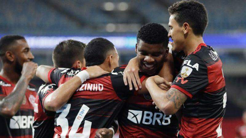 Flamengo vence Vasco de virada e dorme na vice-liderança