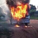 Ônibus escolar é tomado pelas chamas devido a curto-circuto