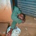 Ladrão ‘entala’ em porta, cai no sono e é preso pela polícia de MS