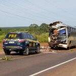 Ônibus escolar com 17 alunos bate em carreta na BR-262