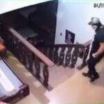 VÍDEO: Bandido invade casa, pega chaves e leva Hilux da garagem sem ser visto